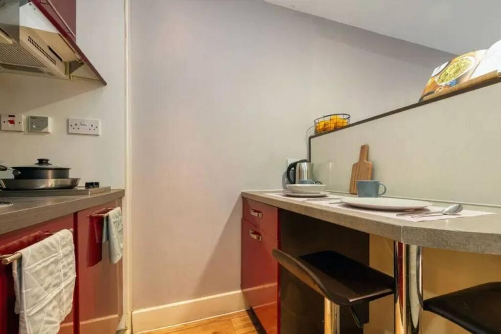 Student Only, Private In * Londra