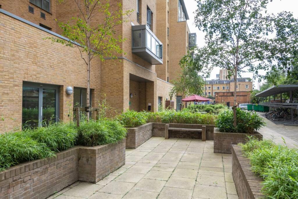 Student Only, Private In Londra