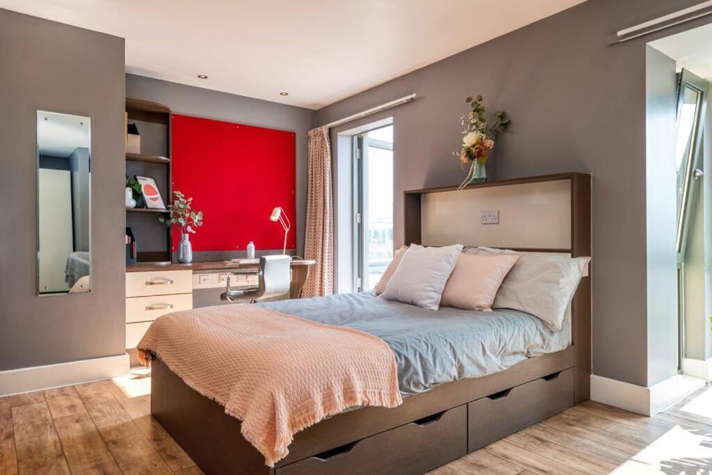 Apartment Student Only, Private In *